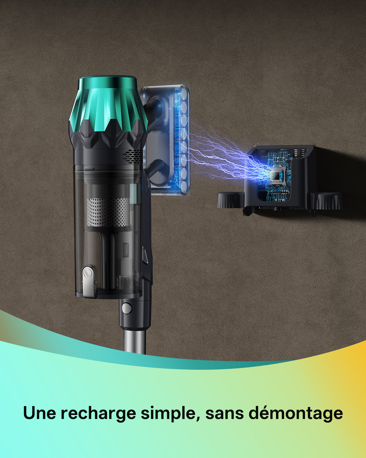 Aspirateur main sans fil avec corps transparent et partie supérieure verte, branché sur sa base de charge noire. Des effets de lumière bleue autour de la base illustrent la recharge. Texte principal : "Une recharge simple, sans démontage". Arrière-plan brun avec bande décorative bleu-vert-jaune.