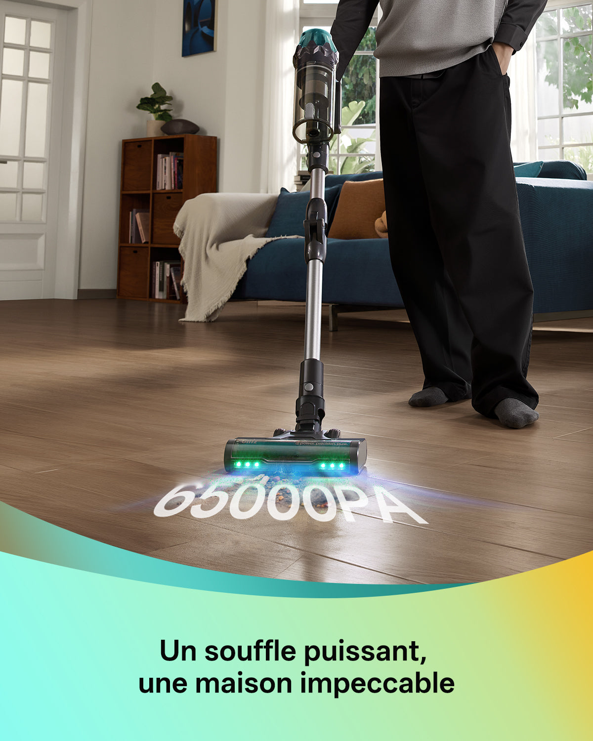 Publicité pour un aspirateur balai sans fil. Un homme utilise l'appareil, de couleur gris argent et noir, pour nettoyer un parquet. La tête de l'aspirateur projette une lumière bleu-vert avec le chiffre « 65000PA » mis en avant pour symboliser une puissance d'aspiration exceptionnelle. La scène se déroule dans un intérieur domestique clair et accueillant, avec une porte vitrée, un canapé bleu et des plantes. 