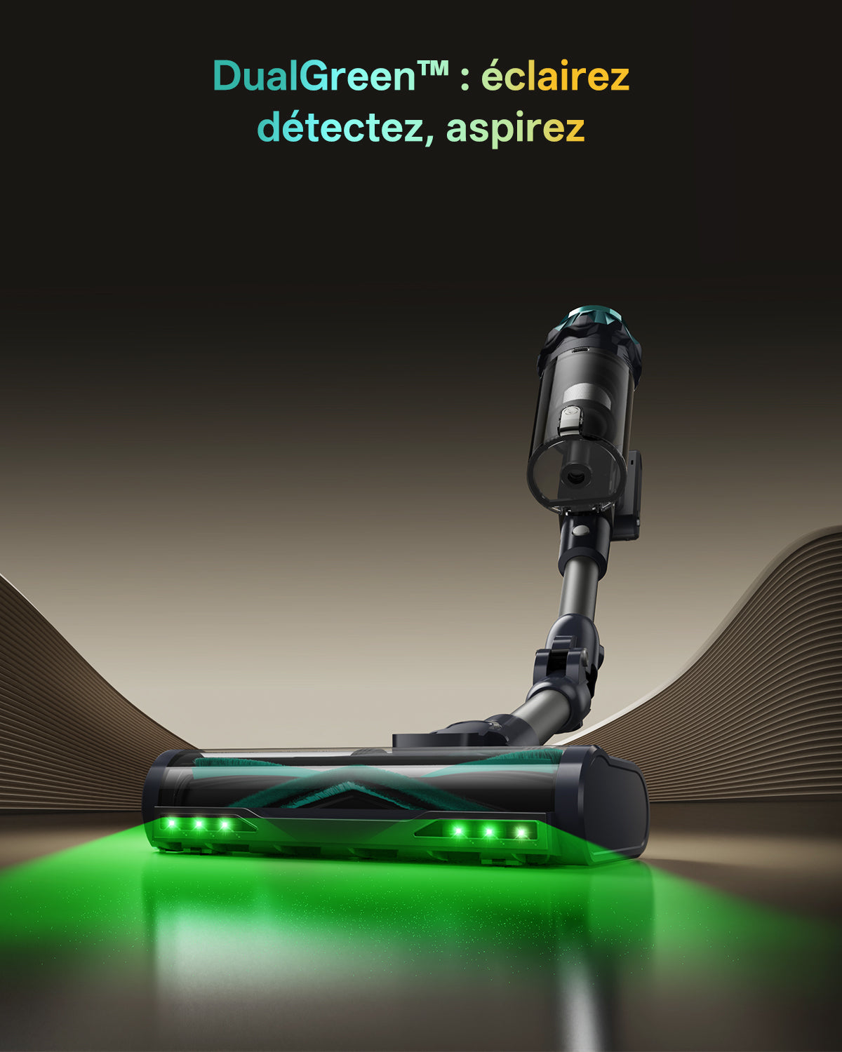 Publicité mettant en avant la technologie DualGreen™ d'un aspirateur. La tête de l'aspirateur, de design futuriste en noir et gris avec des motifs verts, est éclairée par une lumière LED verte vive. Elle est positionnée en diagonale au-dessus d'une surface de sol claire. Le slogan « DualGreen™ : éclairez, détectez, aspirez » apparaît en dégradé de couleur bleu-vert-jaune. 